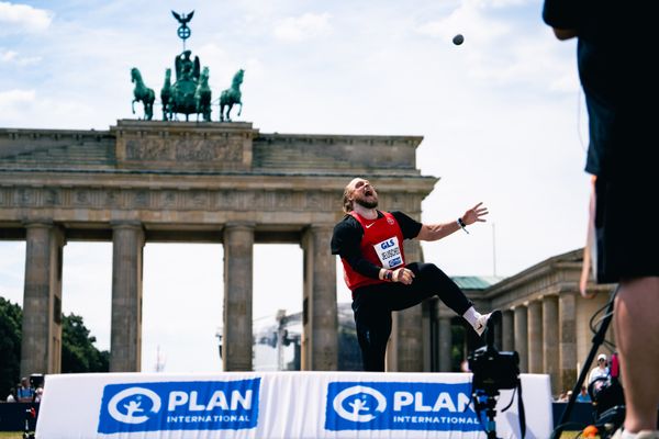 Jan Josef Jeuschede (TSV Bayer 04 Leverkusen) beim Kugelstossen waehrend der deutschen Leichtathletik-Meisterschaften auf dem Pariser Platz am 24.06.2022 in Berlin